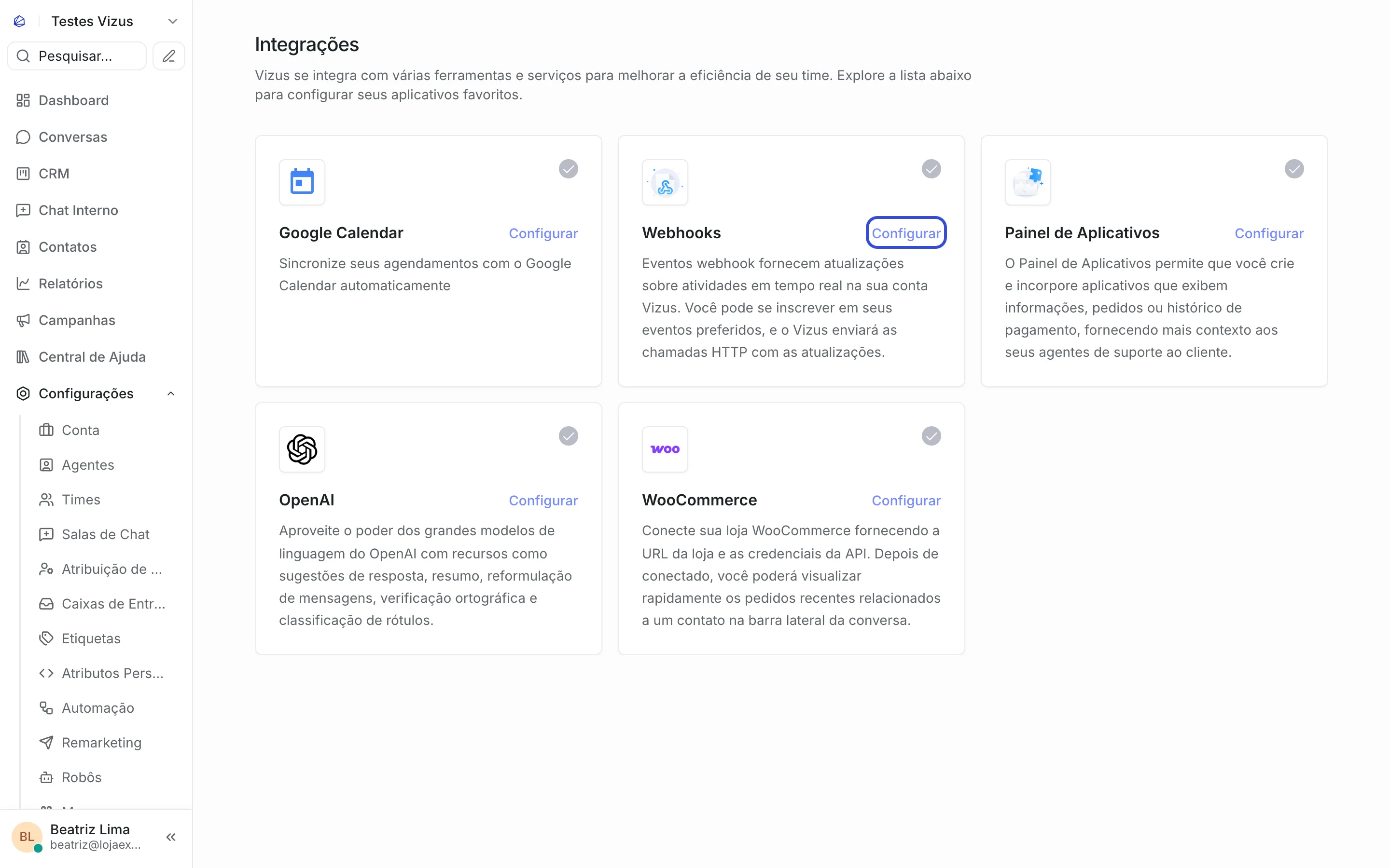 Tela Integrações com os cards Google Calendar, Webhooks, Painel de Aplicativos, OpenAI e WooCommerce. O link “Configurar” do card Webhooks está destacado.