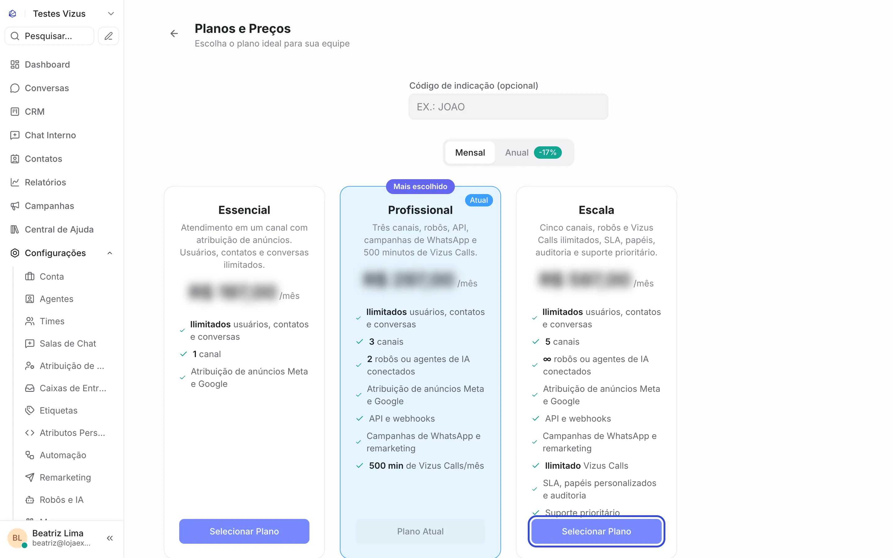 Tela “Planos e Preços” com o campo “Código de indicação (opcional)”, a escolha entre Mensal e Anual e os cards Essencial, Profissional (marcado como “Atual”, com o botão “Plano Atual” desativado) e Escala, com o botão “Selecionar Plano” do Escala destacado. Os cards listam os “robôs ou agentes de IA conectados” de cada plano. Os valores estão desfocados.