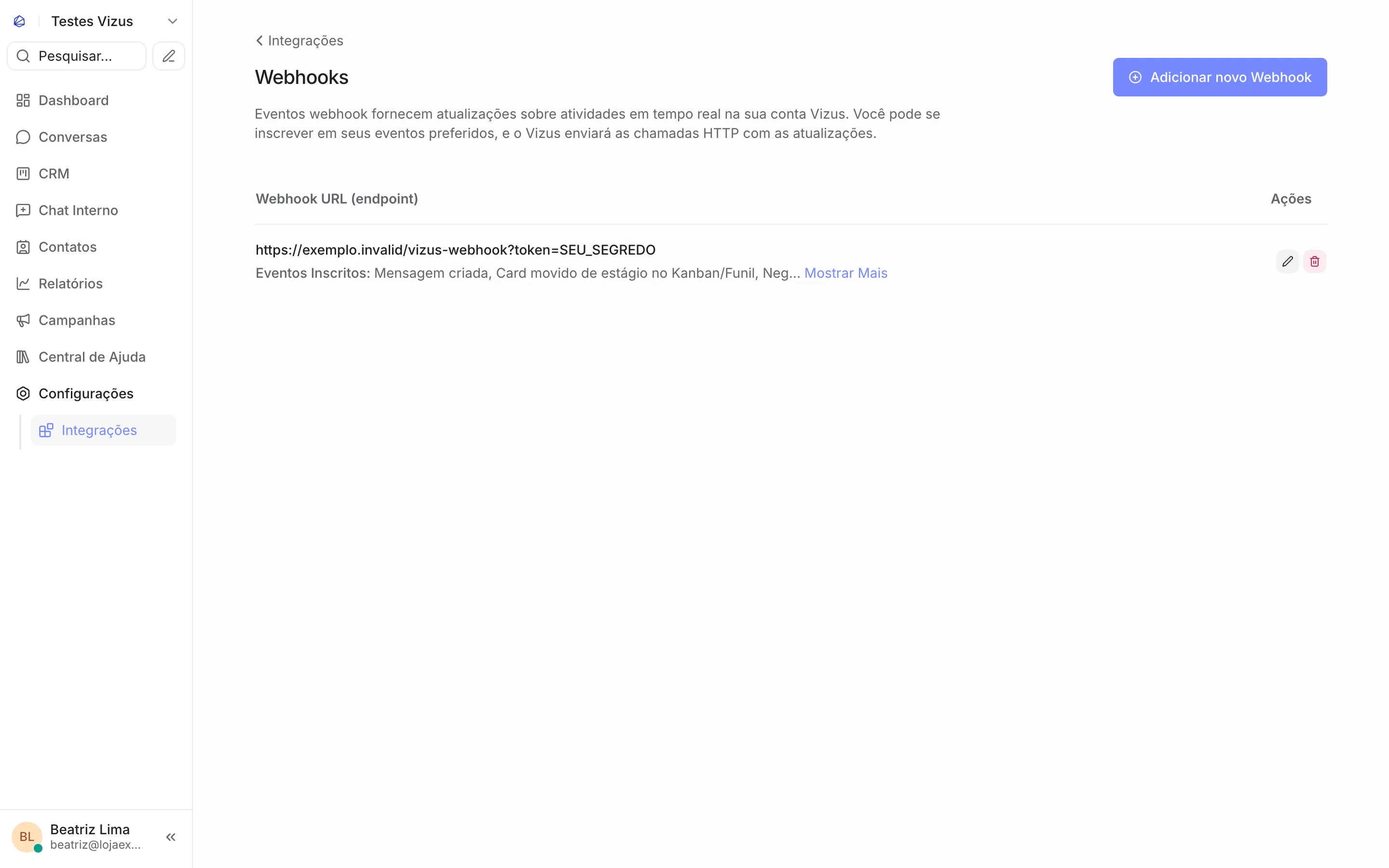 Tela Webhooks com o webhook criado: a URL https://exemplo.invalid/vizus-webhook?token=SEU_SEGREDO e “Eventos Inscritos: Mensagem criada, Card movido de estágio no Kanban/Funil, Neg… Mostrar Mais”, com os botões de editar e excluir à direita.