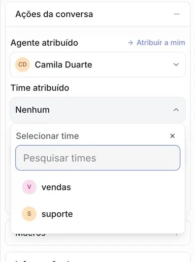 Campo “Time atribuído” aberto, com a busca “Pesquisar times” e os times vendas e suporte para escolher. Acima, o agente atribuído já aparece como Camila Duarte.