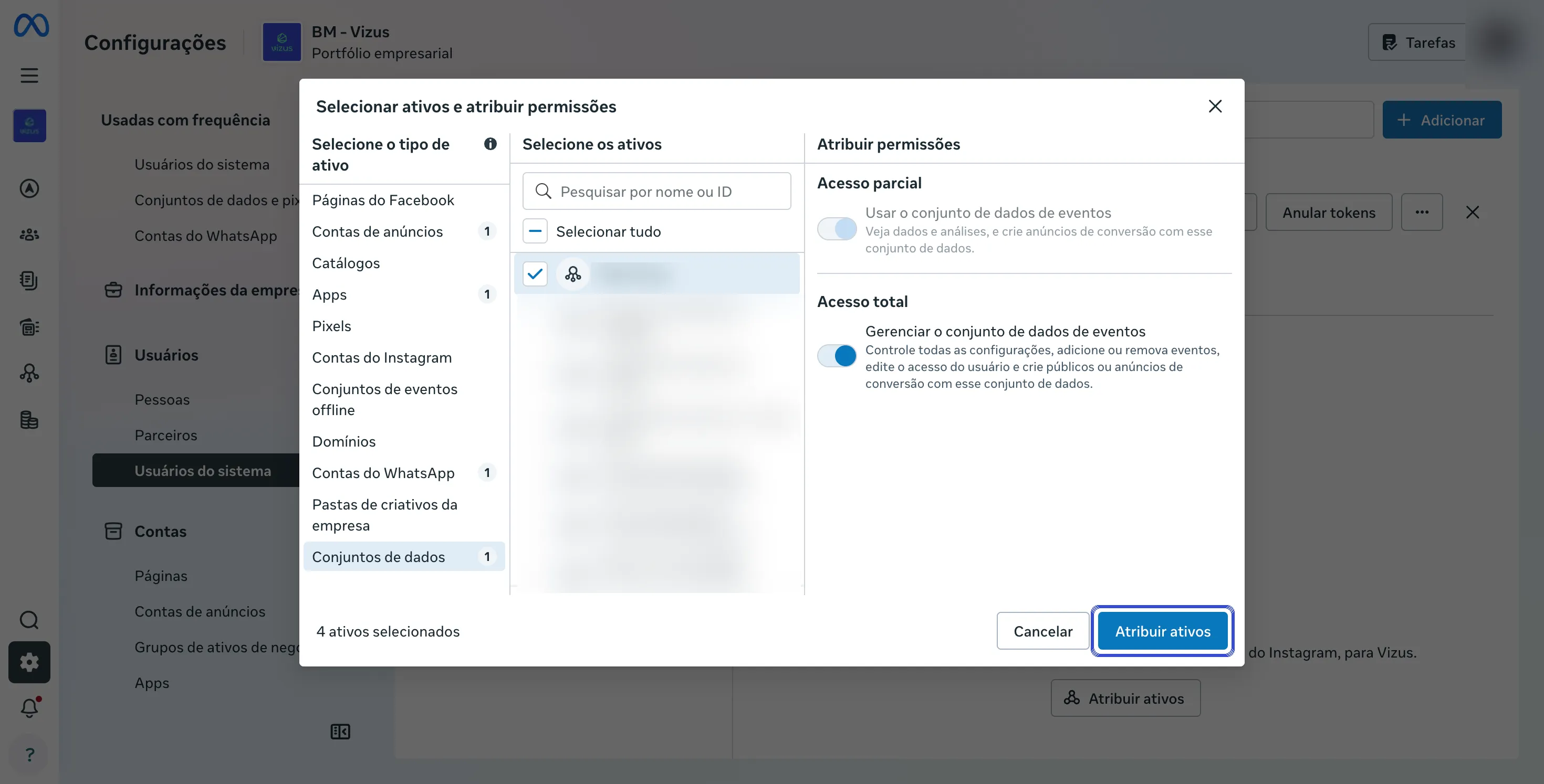 Janela Selecionar ativos e atribuir permissões, com Apps, Contas de anúncios, Contas do WhatsApp e Conjuntos de dados marcados, e o botão Atribuir ativos destacado.