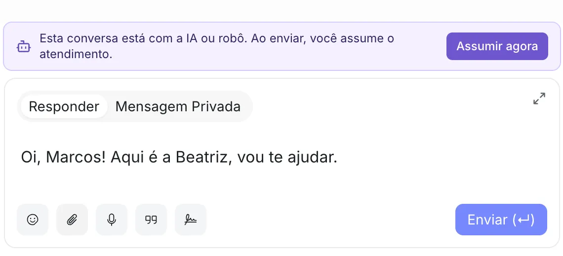 Caixa de resposta com o texto “Oi, Marcos! Aqui é a Beatriz, vou te ajudar.” e, acima, o aviso violeta “Esta conversa está com a IA ou robô. Ao enviar, você assume o atendimento.” com o botão “Assumir agora”.