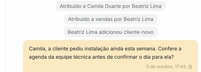 Histórico da conversa com registros de atribuição e, por último, uma nota privada em fundo amarelo pedindo que a colega confira a agenda da equipe técnica, com o horário e um ícone de cadeado.