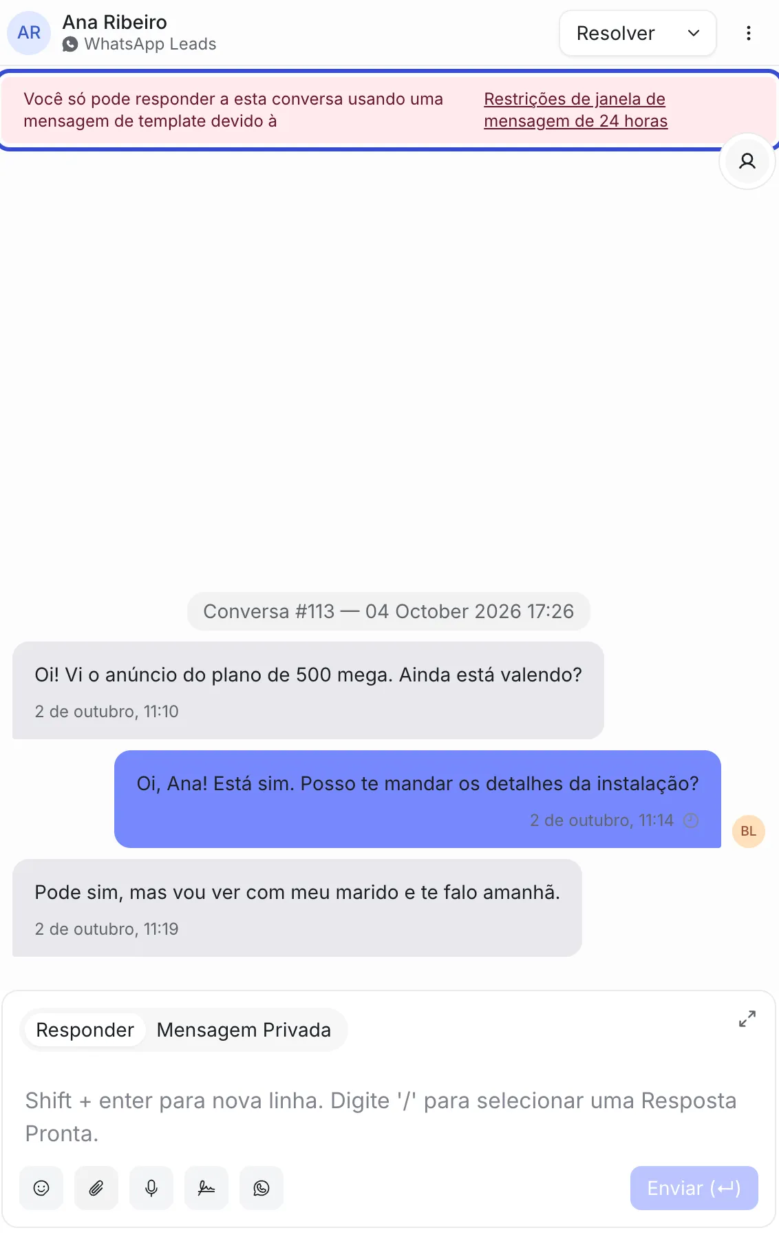Conversa com Ana Ribeiro na caixa WhatsApp Leads. No topo, o aviso vermelho “Você só pode responder a esta conversa usando uma mensagem de template devido à Restrições de janela de mensagem de 24 horas”, destacado. A última mensagem da cliente é de dois dias atrás.