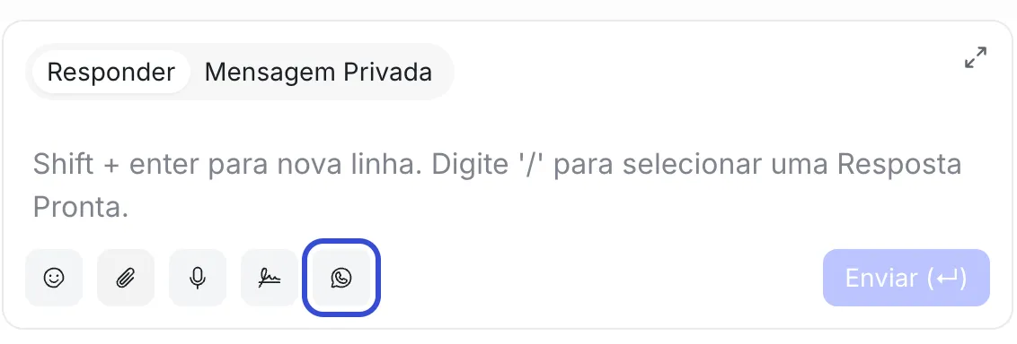 Caixa de resposta com as abas “Responder” e “Mensagem Privada” e, na fileira de botões de baixo, o ícone do WhatsApp destacado, ao lado do botão “Enviar”.